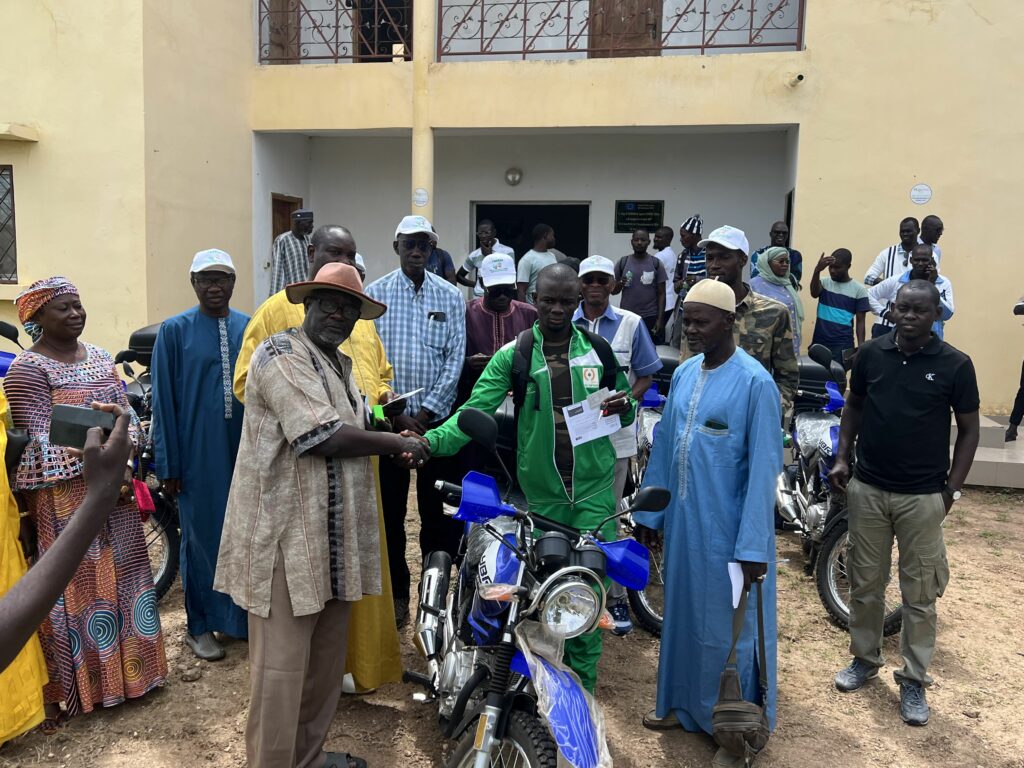 Remise de moto à un animateur Gunge Mbay, Diossong, Foundiougne